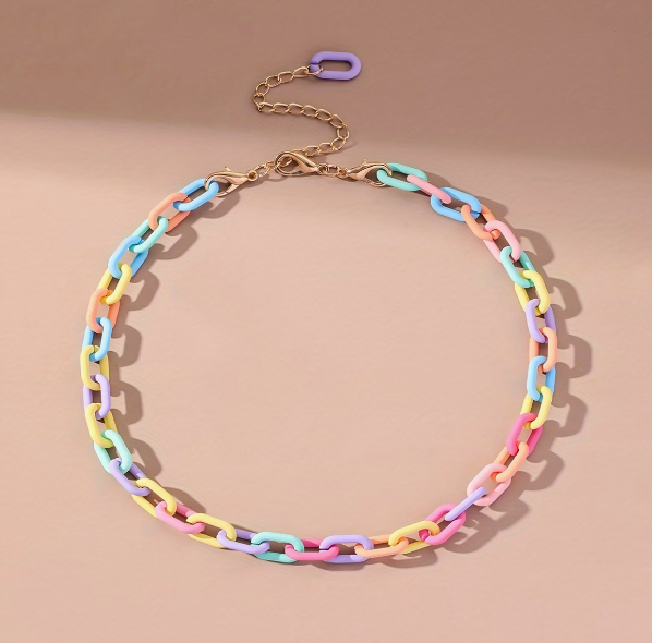 Collar pastel multicolor incluido como obsequio