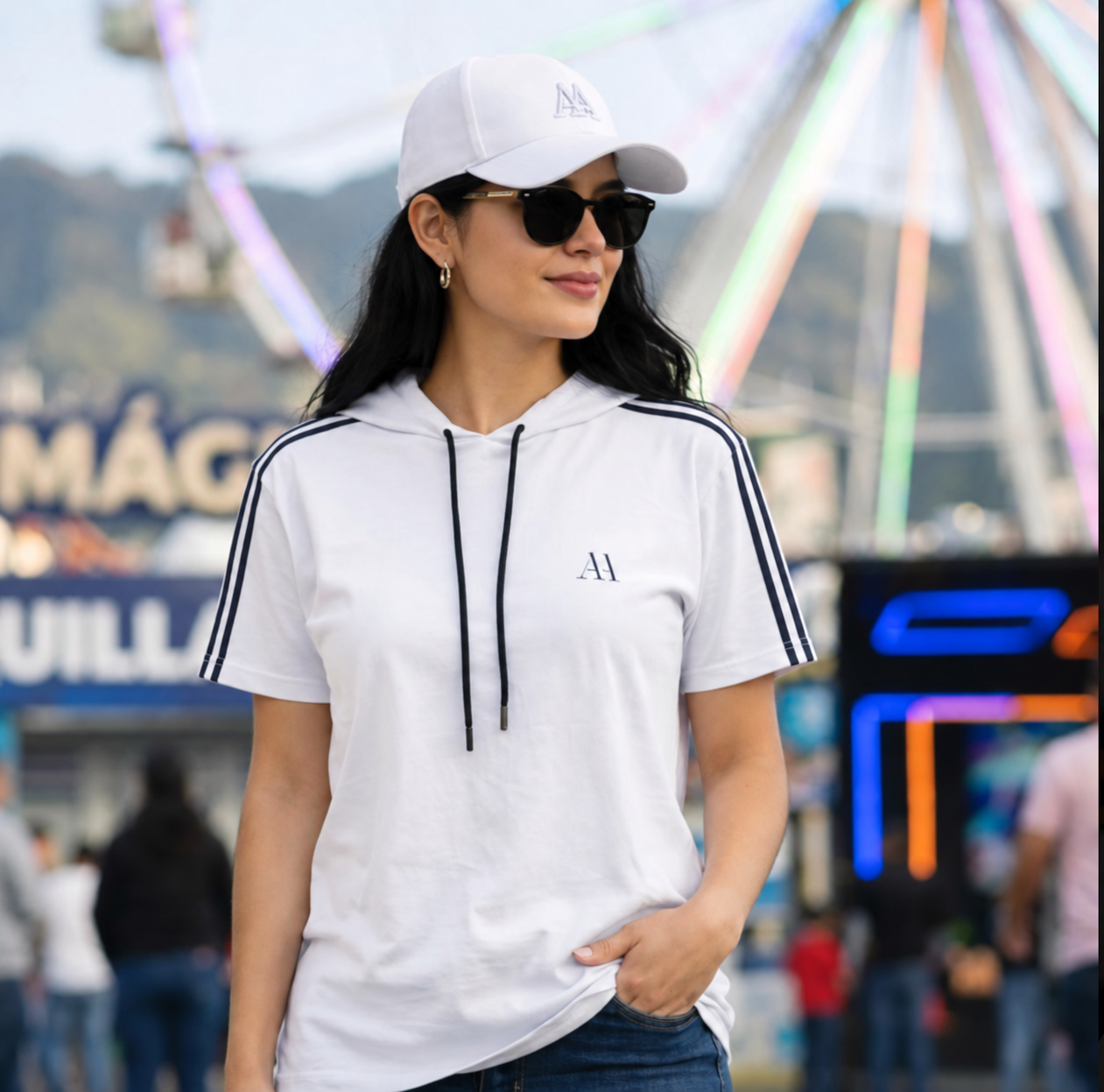 Mujer usando AA Urban Hood Luxe blanca con franjas oscuras en los hombros