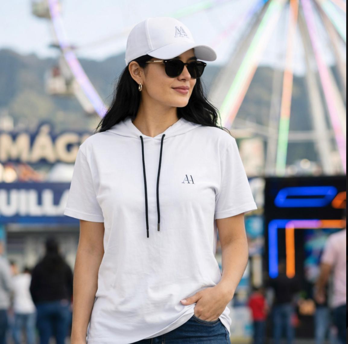 Mujer usando AA Urban Hood Luxe blanca en un plan al aire libre